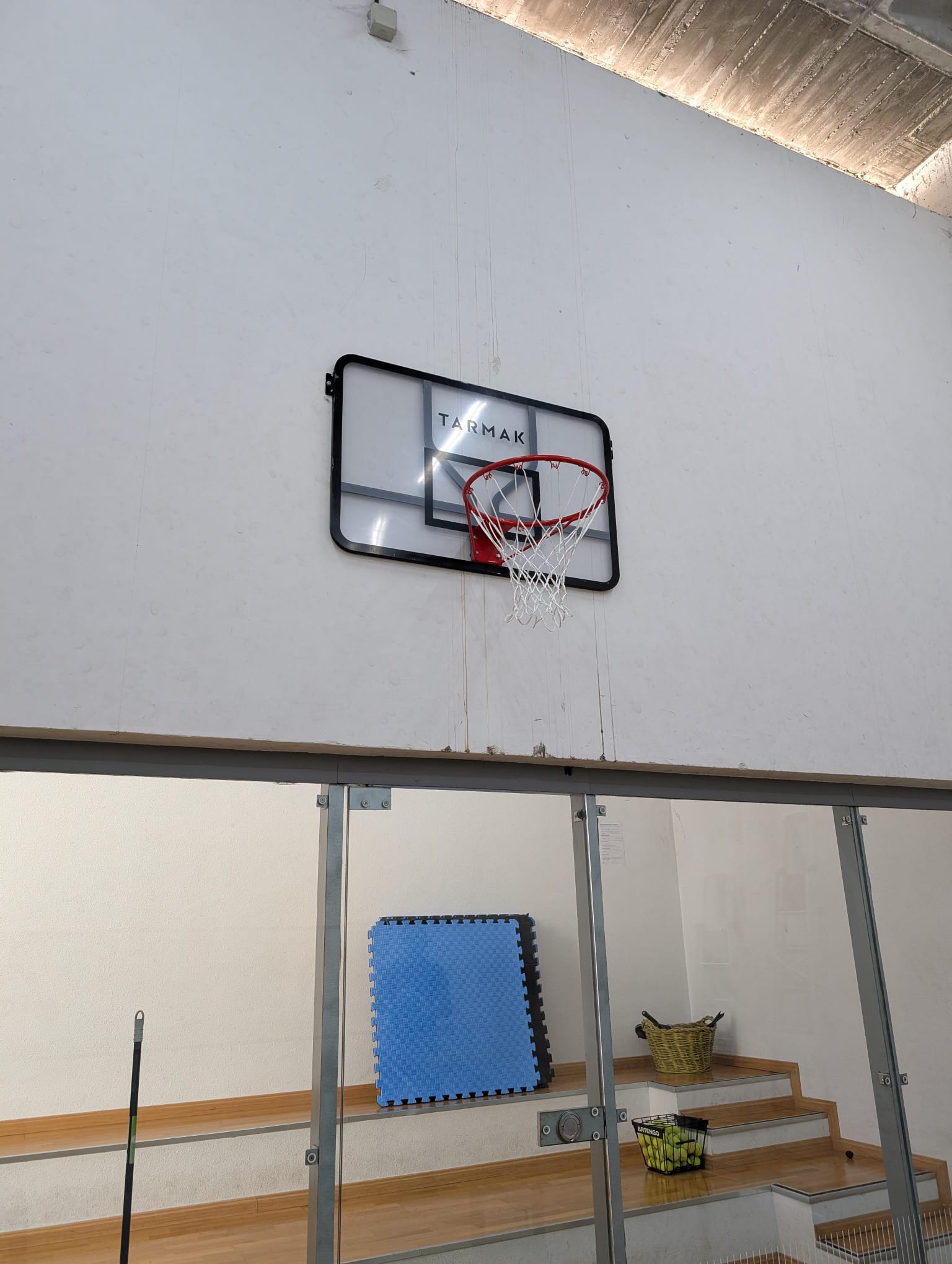 Nuevo uso para la pista de squash: ¡estrenamos canasta de baloncesto!